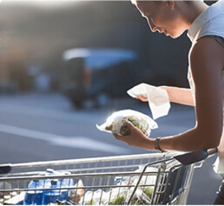 Personne et panier d'épicerie