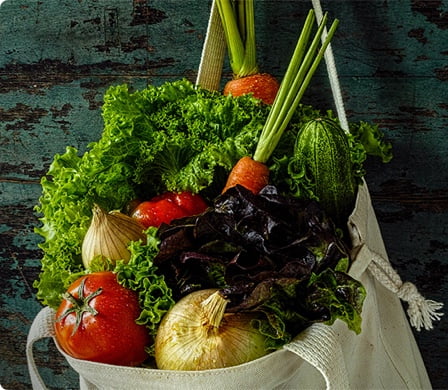 Légumes frais dans un sac en toile