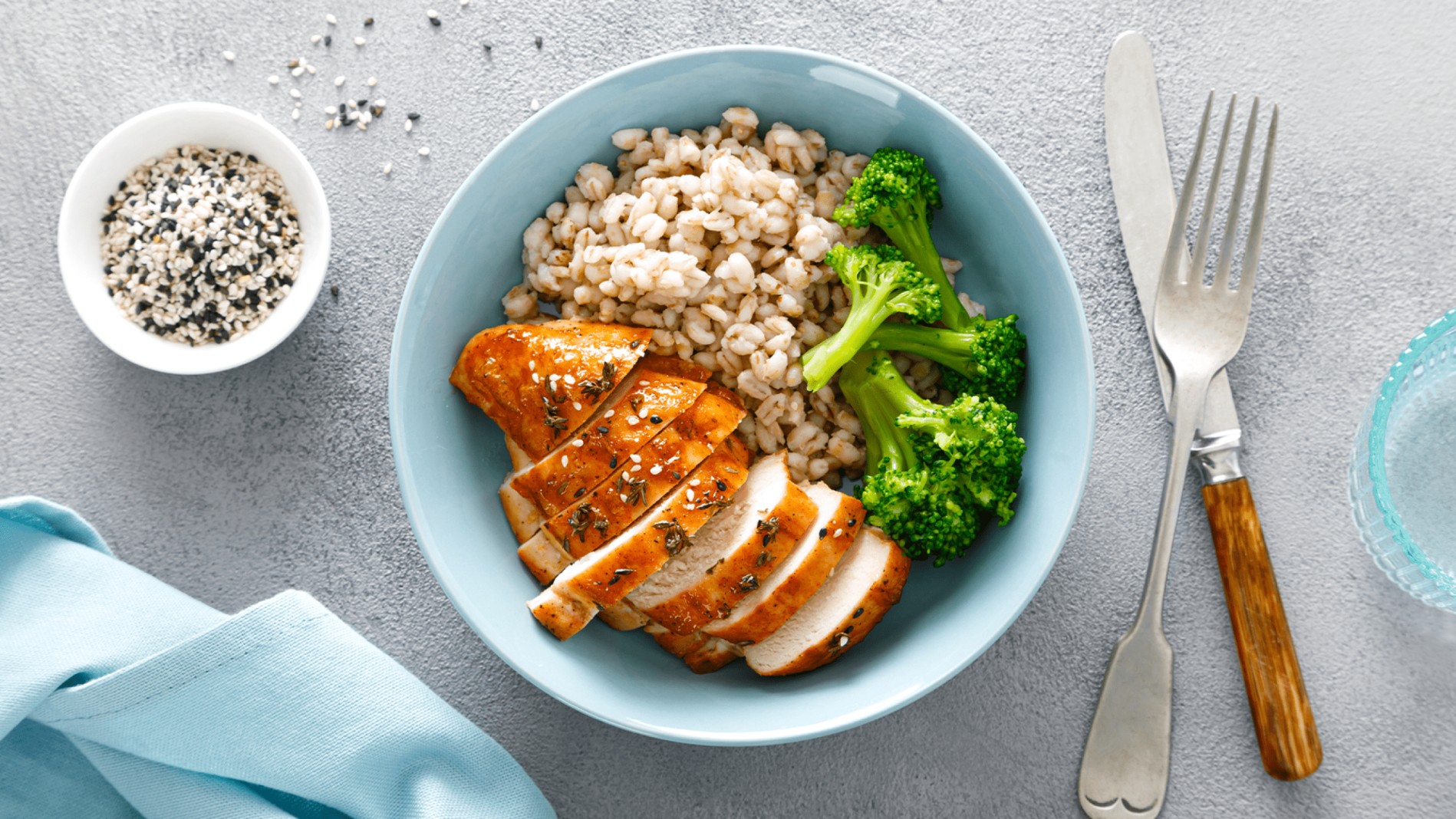 Poulet grillet avec orge et brocoli cuits dans un bol prêt à déguster. Poulet grillet avec orge et brocoli cuits dans un bol prêt à déguster.