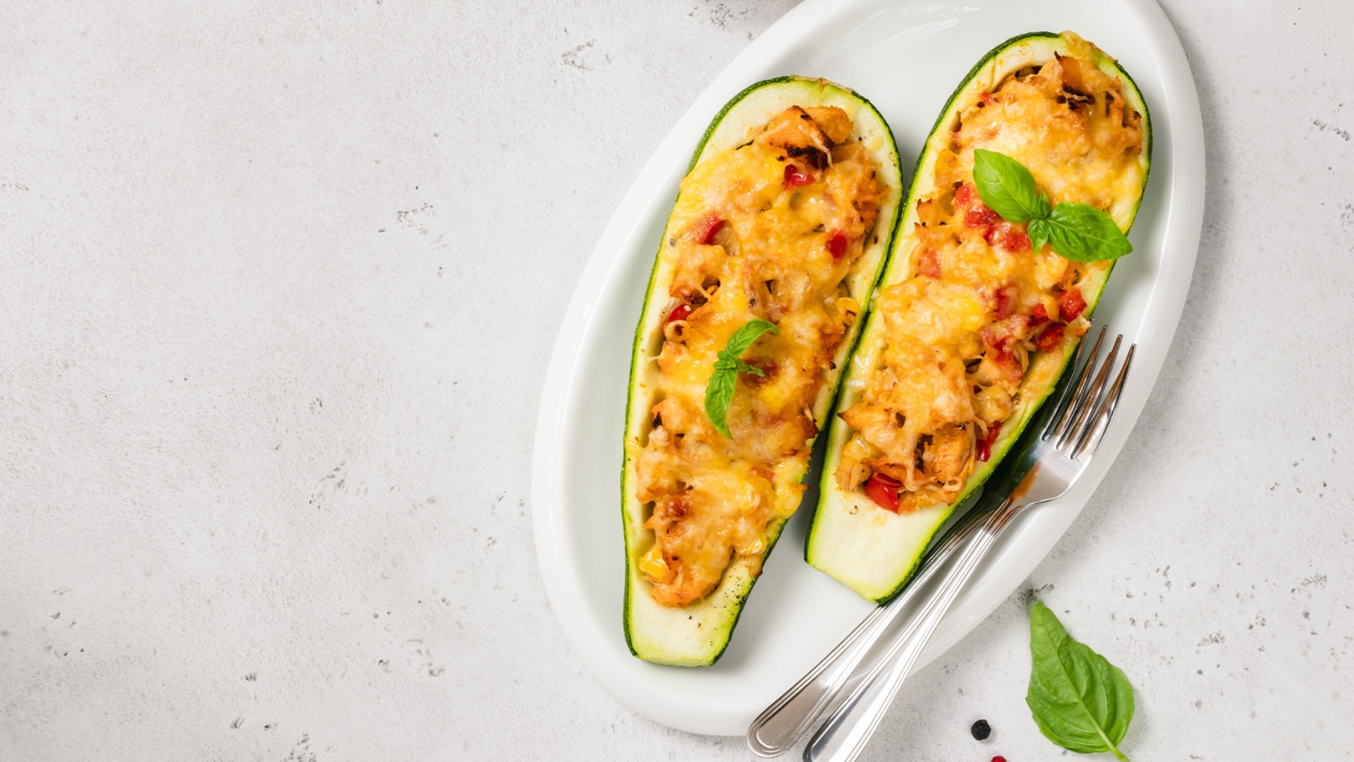 Courgette cuite farcie à la dinde avec croutons dans une assiette. Courgette cuite farcie à la dinde avec croutons dans une assiette.