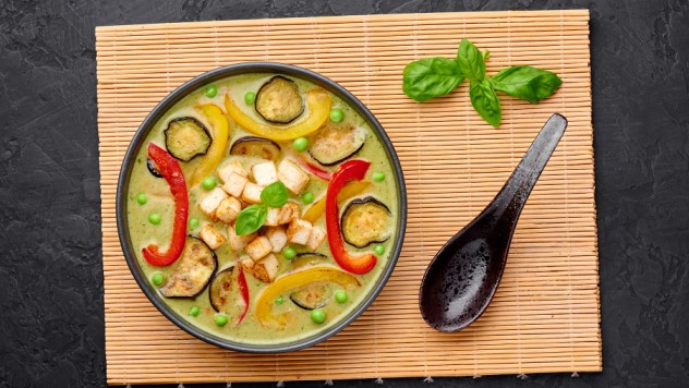 Ragoût au tofu haut en couleur et légumes dans un bol prêt à déguster. Ragoût au tofu haut en couleur et légumes dans un bol prêt à déguster.