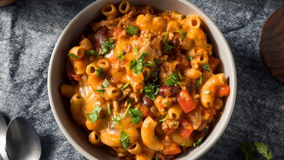 Chili et nouilles prêts à servir dans un bol. Chili et nouilles prêts à servir dans un bol.