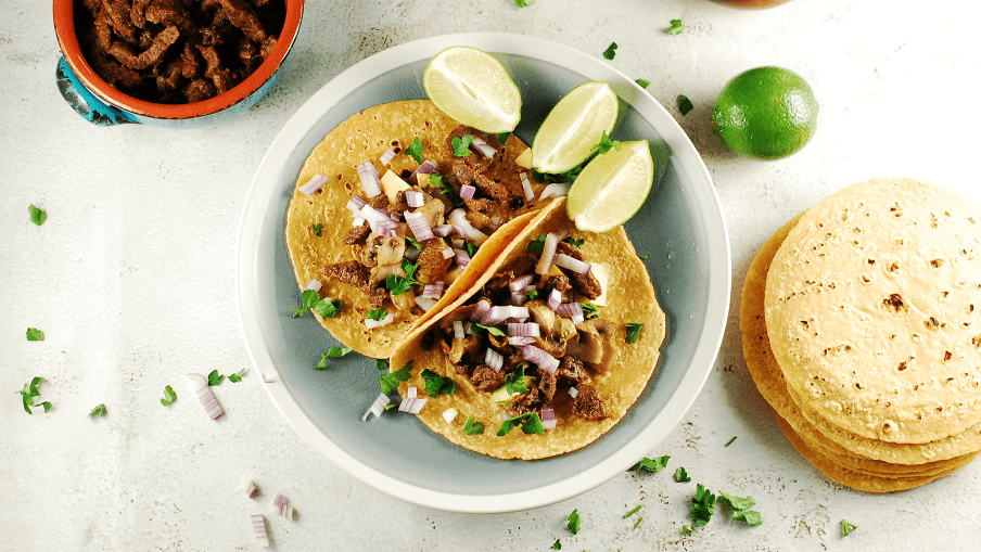 Tacos au bœuf et aux champignons dans des tortillas prêts à servir. Tacos au bœuf et aux champignons dans des tortillas prêts à servir.