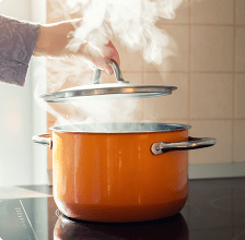 Une grande casserole.