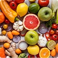 Divers fruits et légumes colorés.