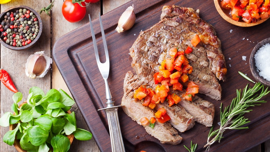 Porc cuit et tranché avec salsa sur une planche à découper. Porc cuit et tranché avec salsa sur une planche à découper.