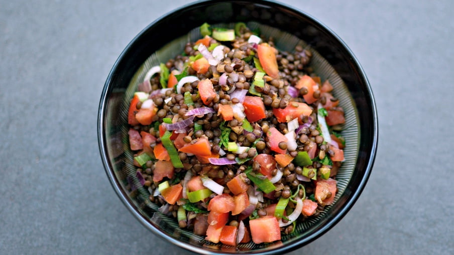 Salade rassasiante aux lentilles avec tomates et poivrons dans un bol. Salade rassasiante aux lentilles avec tomates et poivrons dans un bol.