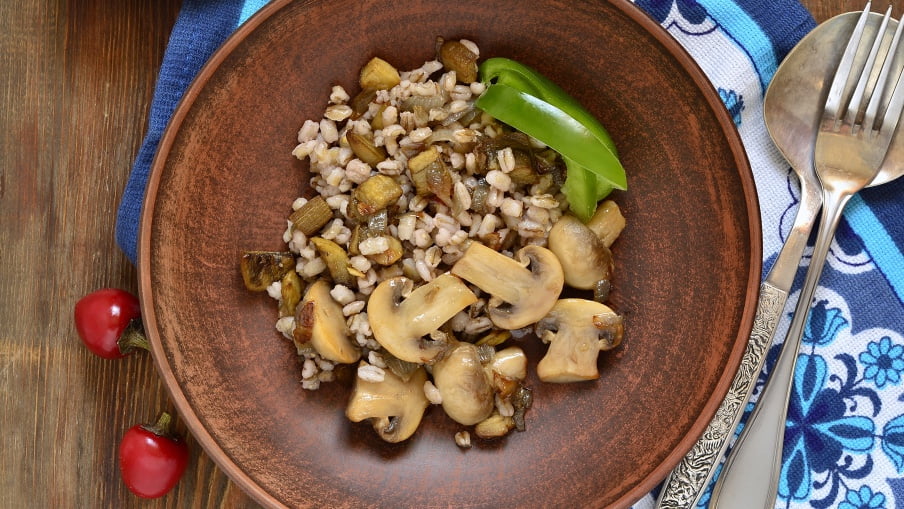 Farro cuit et champignons dans une salade savoureuse. Farro cuit et champignons dans une salade savoureuse.