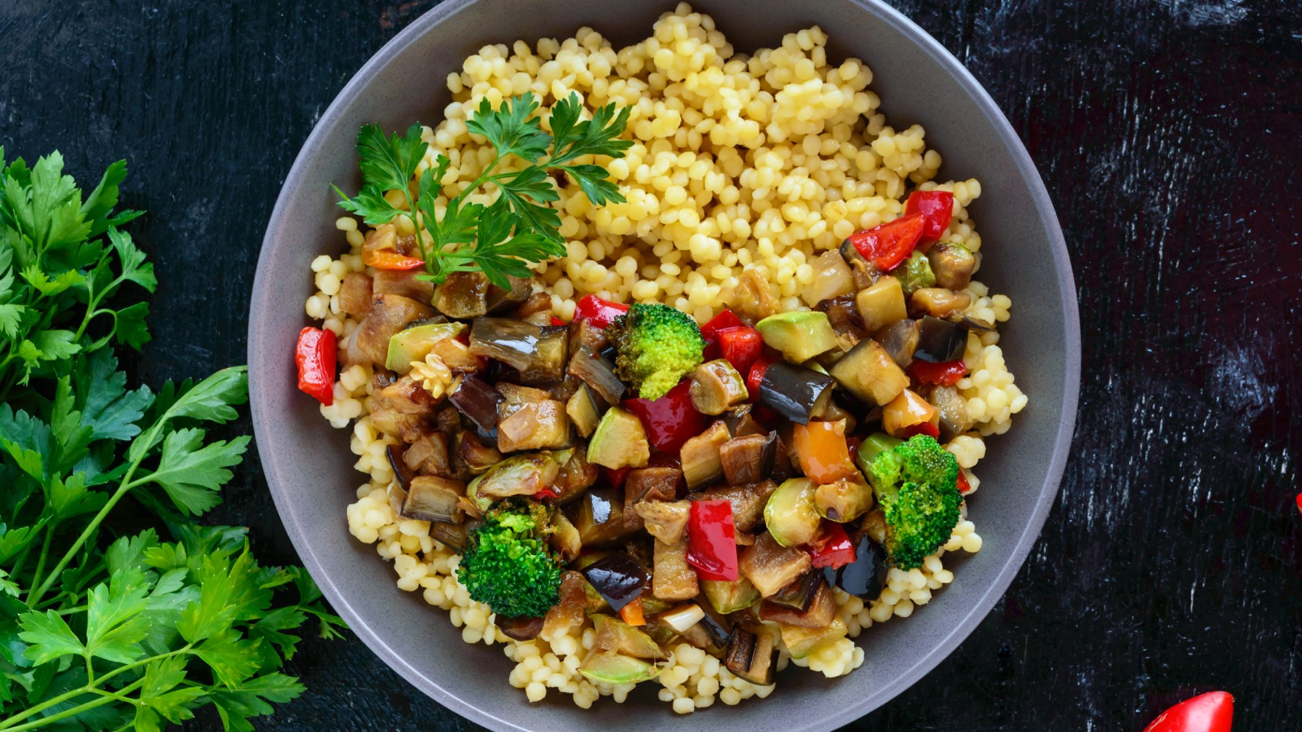 Salade méditérranéenne avec couscous et légumes grillés dans un bol. Salade méditérranéenne avec légumes grillés