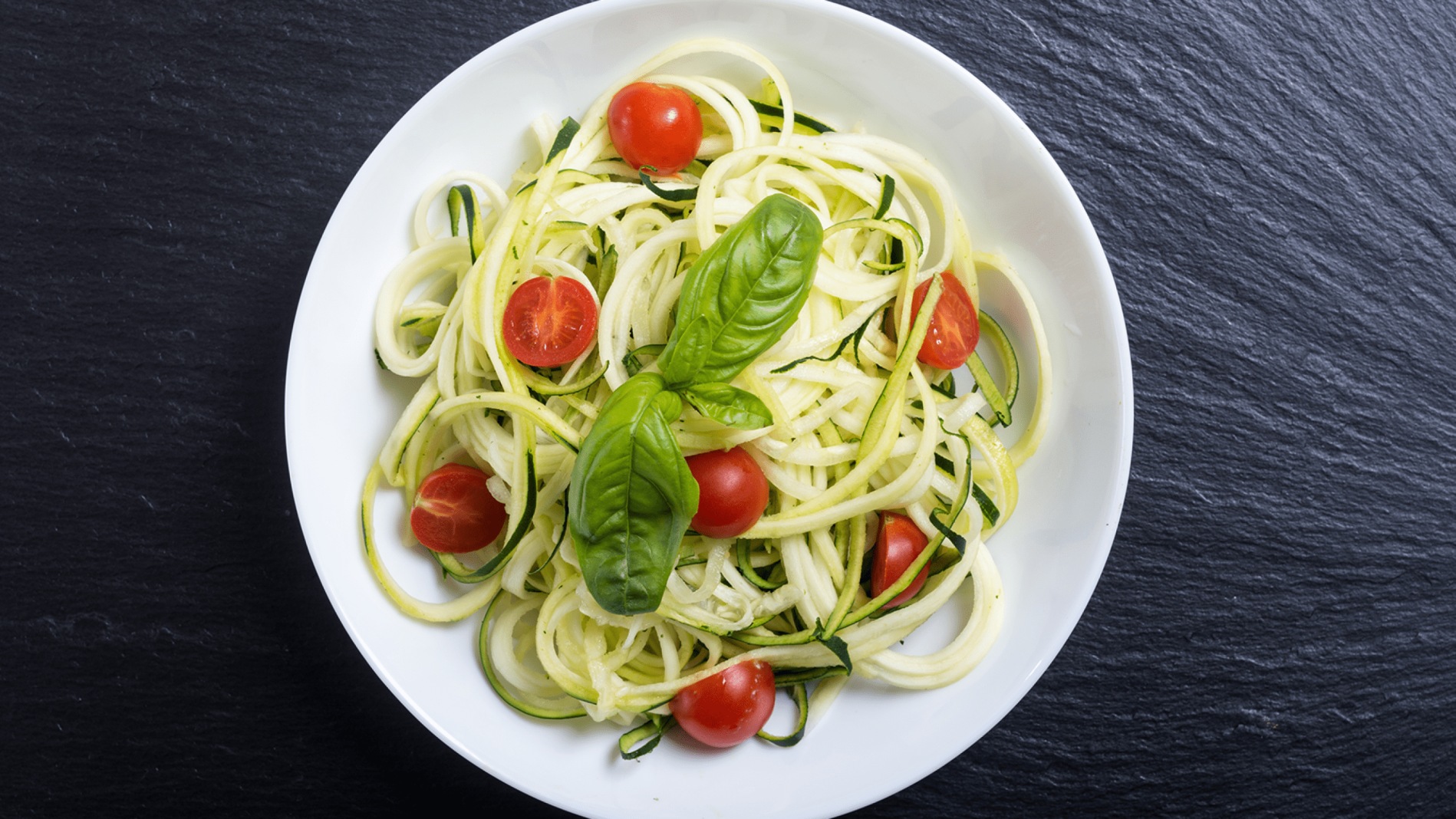 Nouilles de courgette tomate et basilic dans un bol. Nouilles de courgette tomate et basilic dans un bol.