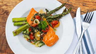 Saumon cuit et asperges sur une assiette prêts à déguster. Saumon cuit et asperges sur une assiette prêts à déguster.