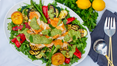 Poulet cuit avec salsa verde dans une assiette. Poulet cuit avec salsa verde dans une assiette.