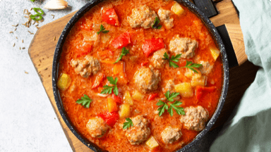 Ragoût de boulettes dans un plat. Ragoût de boulettes dans un plat.