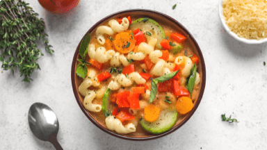 Soupe minestrone dans un bol. Soupe minestrone dans un bol.