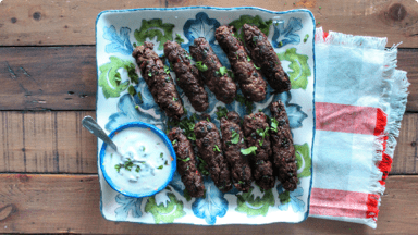 Seekh kebabs sur des brochettes avec sauce et prêts à déguster. Seekh kebabs sur des brochettes avec sauce et prêts à déguster.