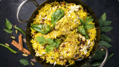 Poulet biryani dans une casserole. Poulet biryani dans une casserole.