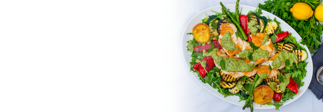 Poitrine de poulet rôtie à la poêle, légumes grillés, roquette et salsa verde à la toscane
