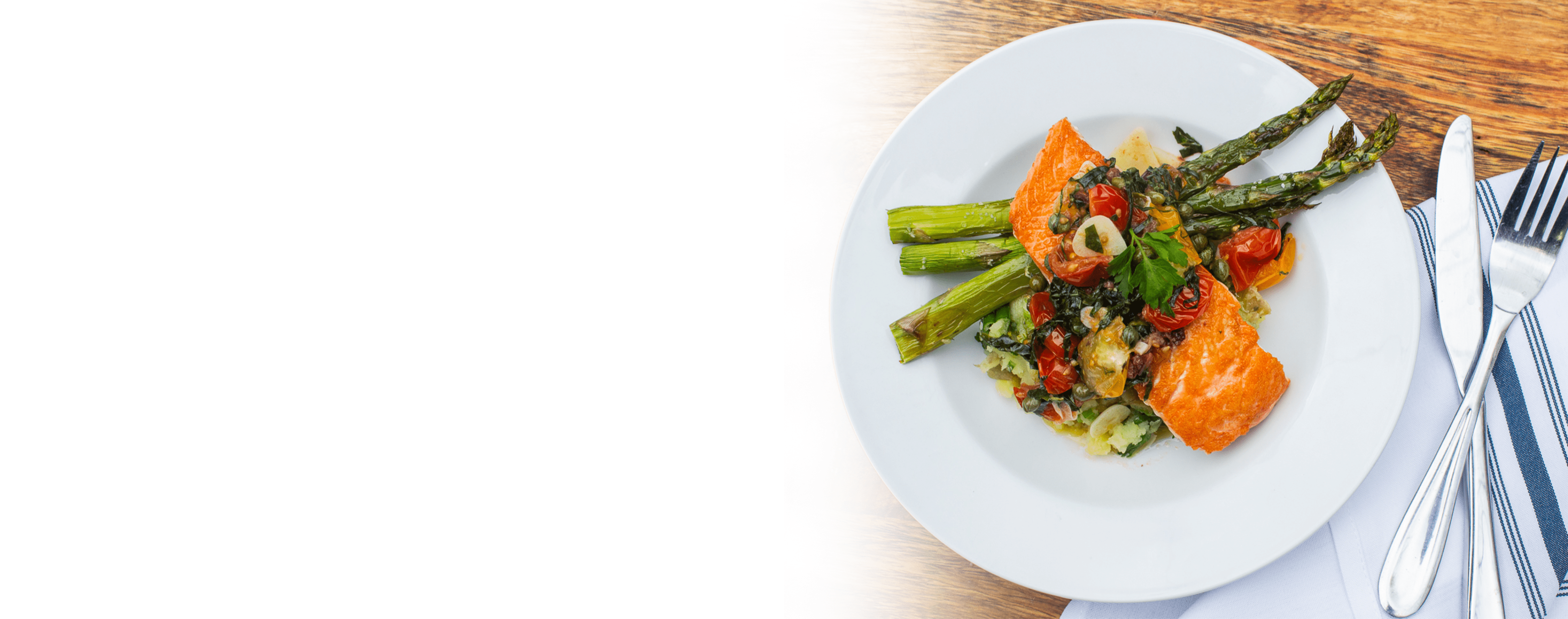 Saumon poêlé à la méditerranéenne, pommes de terre Yukon Gold écrasées aux fines herbes, asperges grillés et sauce vierge