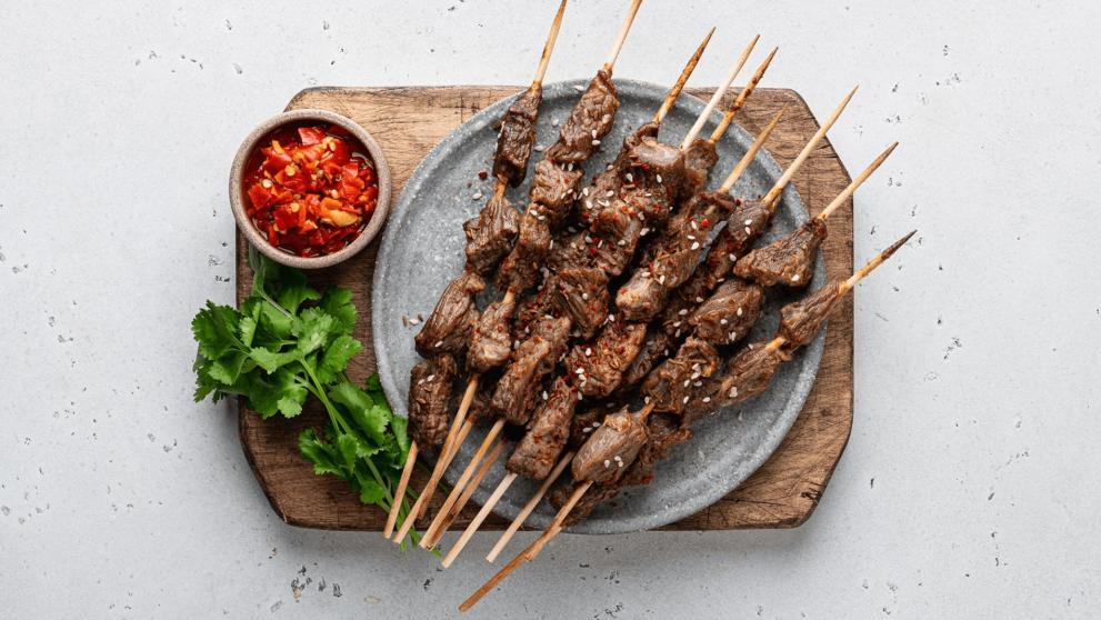 Brochettes d’agneau parfumé au cumin et à l’ail Brochettes d’agneau parfumé au cumin et à l’ail