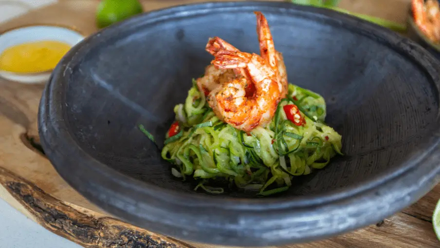 Crevettes des Caraïbes à la sauce à la mangue avec nouilles de courgettes de la chef Marissa Leon-John Crevettes des Caraïbes à la sauce à la mangue avec nouilles de courgettes de la chef Marissa Leon-John