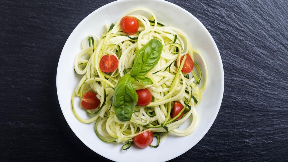 Nouilles de courgette tomate et basilic