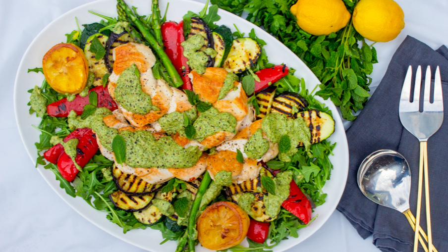 Poitrine de poulet rôtie à la poêle, légumes grillés, roquette et salsa verde à la toscane Poitrine de poulet rôtie à la poêle, légumes grillés, roquette et salsa verde à la toscane