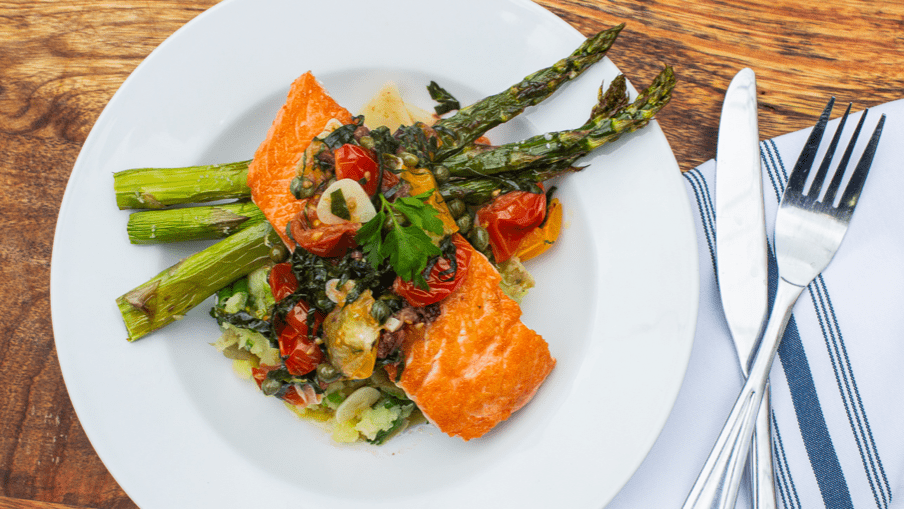 Saumon poêlé à la méditerranéenne, pommes de terre Yukon Gold écrasées aux ffines herbes, asperges grillés et sauce vierge Saumon poêlé à la méditerranéenne, pommes de terre Yukon Gold écrasées aux ffines herbes, asperges grillés et sauce vierge