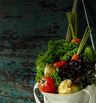 Légumes frais dans un sac en toile