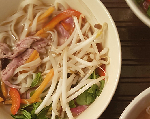 Soupe aux nouilles d'inspiration vietnamienne
